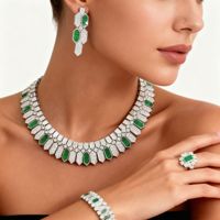 Ensemble de bijoux de luxe en or du Moyen-Orient avec coquille blanche, agate noire, zircone cubique, collier ras du cou, boucles d'oreilles, bague et bracelet