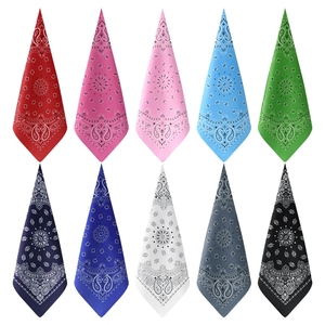 Vente en gros de bandanas carrés en polyester de 21*21 pouces <span class=keywords><strong>pour</strong></span> hommes foulards de cow-boby à imprimé Paisley bandanas <span class=keywords><strong>pour</strong></span> l'extérieur - Product Image 1