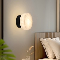 Applique Murale en Marbre Galet, Abat-jour Carré Arrondi, Base Dorée, Lumière Chaude, pour Chambre, Salon, Couloir, Hôtel – Applique Murale Moderne et Élégante