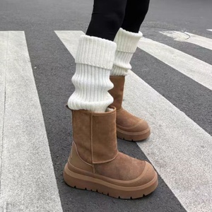 Botas de nieve a media pantorrilla con suela gruesa antideslizante y forro polar para mayor calidez. Las versiones para hombre y mujer son iguales. - Product Image 6