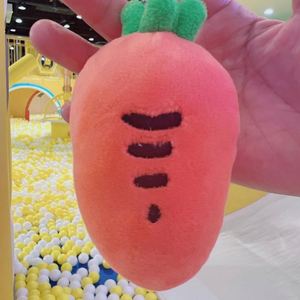 Porte-clés en peluche douce, pendentif réaliste en forme de carotte de dessin animé, motif fruit et légume, vente en gros pour sacs et accessoires de clés - Product Image 3