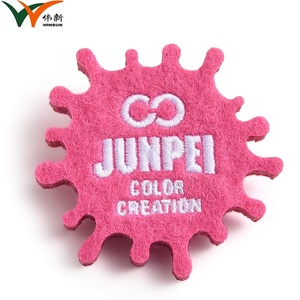 Insignia Bordada con Logotipo Personalizado, Botón de Plástico, Insignia de Fieltro Rosa, Clip para Insignia, Pin de Seguridad - Product Image 2