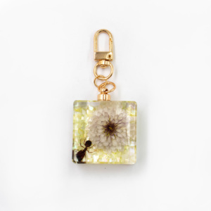 Porte-clés mousqueton en alliage de résine avec fleurs séchées Benji, forme personnalisable, logo sérigraphié, marguerite blanche durable - Product Image 2