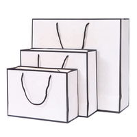 Sacs en papier cadeaux de remerciement en blanc avec logo personnalisé de boutique de luxe en gros pour l'emballage de chaussures et de vêtements estampage à chaud et utilisation d'exposition