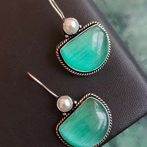 Boucles d'oreilles en pierre avec perle oxydée Monalisa avec finition argentée pour femmes Produit ethnique en vrac Bijoux de mode - Product Image 1