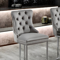 Ensemble de 2 chaises de bar modernes en velours gris, dossier capitonné, garniture à rivets, base en métal chromé
