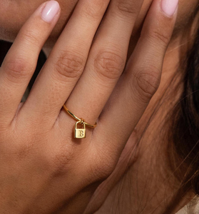 Candado inicial Anillo de gota Minimalista Personalizado Grabado Carta Encanto Joyería delicada Regalo personalizado para ella - Product Image 2