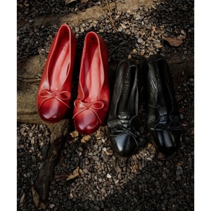 รองเท้าส้นเตี้ยแบบสวมสำหรับผู้หญิง รองเท้าแบนแฟชั่นใหม่รับฤดูใบไม้ผลิ หนังแท้ หัวกลม ประดับโบว์ สีแดง รองเท้าผู้หญิงแบบสวม - Product Image 4