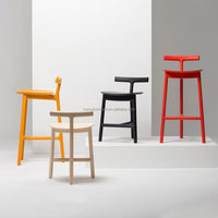 Chaise de bar en cuir HOMU à dossier bas avec base trépied en bois massif, design élégant sans accoudoirs (marron-noix 28 pouces) pour salles à manger d'hôtel
