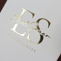Gran oferta, folleto de tapa dura personalizado, Suite de invitación de boda con cubierta de iniciales de lámina dorada, sobre, bolsillo RSVP