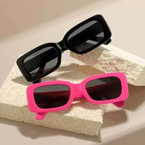 Gafas de Sol Unisex Europeas Americanas con Marco Pequeño, Marco de PC Negro, Protección UV380 Clase 2, Estilo Retro de Moda - Product Image 2