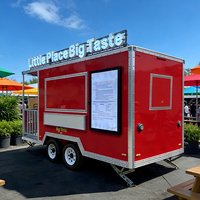 Remorque alimentaire pour les communes côtières proposant des plats à base de poisson et de frites, des croissants au homard, de la soupe à la crème, de la limonade et des fruits de mer frais