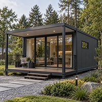 Maison conteneur rectangulaire moderne avec murs en verre et terrasse en bois pour espace de vie