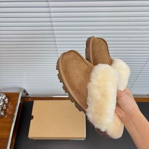 Vente en gros de nouvelles pantoufles de luxe pour femmes, chaudes, douces, en peluche, à enfiler, à semelle épaisse, antidérapantes, pour pieds nus - Product Image 1