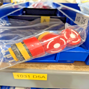 新品純正＆PLC Phbutton緊急停止ボタン 5A 250V 84-5240.0020 *予算に優しい * オートメーション製品 - Product Image 1