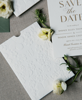 Cartes de vœux de mariage de luxe en coton blanc avec typographie dorée et enveloppe gaufrée