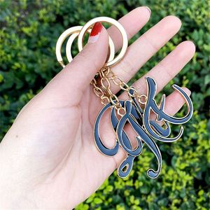 Llavero con inicial, letra del alfabeto negra, chapado en oro, bonito colgante para bolso - Product Image 4