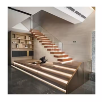 Escalier flottant moderne de luxe avec bande lumineuse LED, garde-corps en verre transparent, construction en bois massif, écologique et durable pour l'extérieur