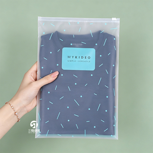 ถุงบรรจุภัณฑ์เสื้อผ้าแบบฝ้า CPE รีไซเคิลได้ ได้รับการรับรองมาตรฐาน GRS พร้อมโลโก้สั่งทำ สำหรับชุดชั้นใน เสื้อผ้า และชุดกีฬา - Product Image 4