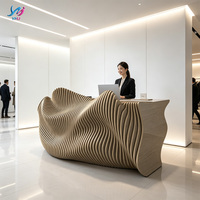 Bureau d'accueil professionnel haut de gamme en bois, design en forme de I, écologique, durable, moderne, pour salon, cabinet dentaire, salle de sport, centre commercial, bar