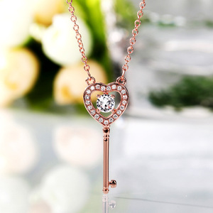Collana Classica con Ciondolo a Cuore e Chiave per Donna, Catena a Maglie, Gioiello alla Moda da Indossare Ogni Giorno - Product Image 3