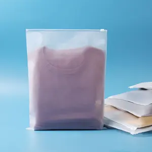 Sac d'emballage à fermeture éclair noir givré EVA Sac d'habillement en plastique semi-transparent avec fermeture à glissière de formulation