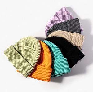 Gorro de <span class=keywords><strong>invierno</strong></span> cálido de Color sólido al por mayor <span class=keywords><strong>2023</strong></span>, gorro de punto grueso con etiqueta tejida con logotipo personalizado para mujeres y hombres - Product Image 2