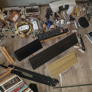 Targhetta da scrivania personalizzata in legno di pino a doppia faccia, lucida, sostenibile, con nome e colore personalizzabili, per ufficio e azienda - Product Image 3