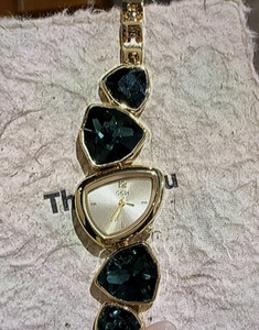 Reloj de pulsera de cuarzo con cristal verde y triángulo dorado para mujer - Product Image 3