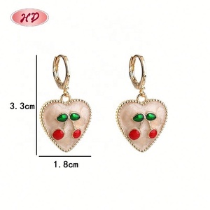 เครื่องประดับเฮงเตี้ยน ต่างหูแฟชั่นรูปหัวใจเชอร์รี่ ชุบทอง 18K ประดับเพชรซิคอนเกรด AAA งานฝีมือเคลือบน้ำมัน สำหรับงานปาร์ตี้และใช้ในชีวิตประจำวัน ขั้นต่ำ 12 ชิ้น ขายส่งสำหรับผู้หญิง - Product Image 5
