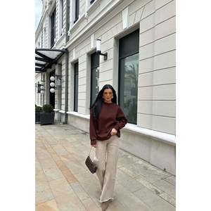 Sudadera con Capucha Oversize Marrón para Mujer, Talla XS, de Alta Calidad, con Estampado Trasero y Técnica de Bordado - Product Image 3