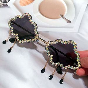 แว่นกันแดดคริสตัลไร้กรอบสีสันสดใสหรูหราพร้อมโลโก้สั่งทำพิเศษสำหรับผู้หญิง รูปทรงเมฆประดับเพชร - Product Image 3