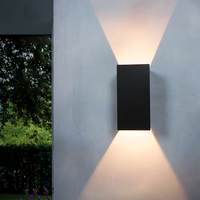 Lámpara de Pared Solar LED Moderna de Doble Cabezal con Haz de Luz Arriba y Abajo, Impermeable IP65 para Uso en Jardín/Patio Exterior