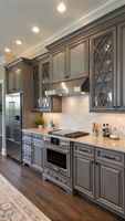 Ensemble de cuisine avec armoires en MDF laqué de style français, plan de travail en marbre, armoire en bois, îlot de cuisine, rangement