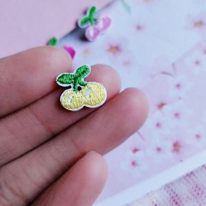 Nouveau style – Mini patch brodé en tissu cerise mignon de 1,2 cm, auto-adhésif/à repasser, pour pinces à cheveux et vêtements de poupée, décoration DIY - Product Image 2