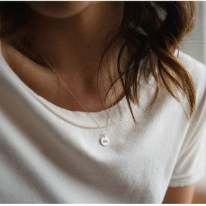 Colliers en acier inoxydable avec pendentif en forme de disque de 9 mm gravé de symboles de bâtiments célèbres : moulin à vent, tour Eiffel, Big Ben, Torre di Pisa - Product Image 3