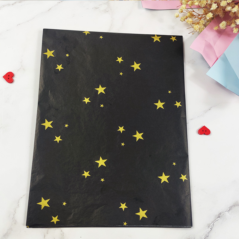 Estrella dorada sobre fondo negro