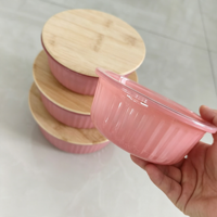 Roze gespoten sodakalkglas opbergkommen, geribbelde glazen voedselcontainers met bamboe deksel voor fruit, salade en snacks.