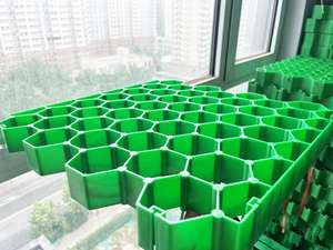 ที่ปูพื้นด้วยพลาสติก <span class=keywords><strong>HDPE</strong></span> แบบตะแกรงสำหรับลานจอดรถที่มีดินรังผึ้งทำให้มั่นคงในแนวนอนทนทาน - Product Image 3