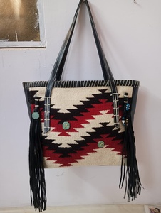 Bolso Tote de Hombro Casual de Cuero Genuino Marrón Hecho a Mano para Mujer KAMARVY con Forro de Algodón Premium y Cierre de Cremallera Resistente Feather Two - Product Image 5