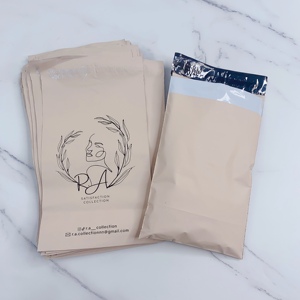 Sacs d'expédition personnalisés en polyéthylène couleur pêche avec impression d'art ligné noir - Sacs d'expédition étanches pour boutiques et e-commerce - Product Image 4