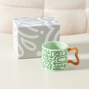 Tasse en céramique avec poignée, motif graffiti peint à la main, vert rose, pour couple, café, thé, eau, pour la maison ou le bureau - Product Image 3