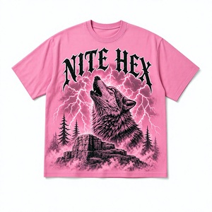 Camiseta de algodón rosa para hombre con estampado de lobo ladrando Nite Hex, manga corta, cuello redondo, corte regular, tejido jersey. - Product Image 1