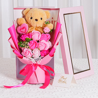 Coffret Cadeau Ours en Peluche avec Bouquet de Roses Éternelles et Savon – Idéal pour la Saint-Valentin, les Remises de Diplômes, et Souvenir de Mariage