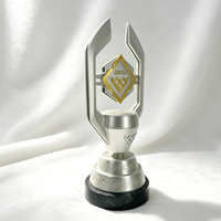 Trophée de champion sportif portable en métal 3D géométrique moderne, finition bicolore, logo en relief, pour l'affichage des prix des tournois de jeux vidéo