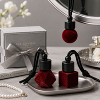 Botol Diffuser Parfum Mobil Silinder Kaca Mini Kain Beludru Merah Elegan dengan Tutup Hitam untuk Dekorasi Penyegar Udara Interior Mobil