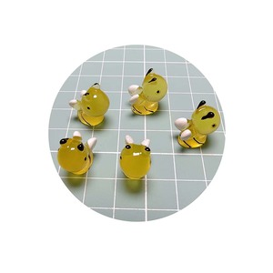 100 pièces/lot 15*16MM Abeilles en résine luminescente Artisanat 3D Mini Abeilles qui brillent dans le noir Ornements pour l'art artisanal Décoration de table pour fête d'anniversaire - Product Image 4