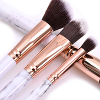 Kit professionnel de 12 pinceaux de maquillage en poils synthétiques avec manche marbré et étui, incluant des pinceaux pour le correcteur et le rasage