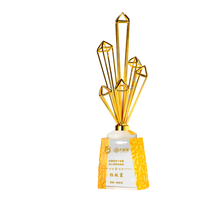 Vente en gros de trophée de base noire en métal doré de luxe prix d'honneur créatif souvenir de cristal