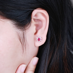 Pendientes de Oro Blanco de 18K con Forma de Flor Cristiana de Lujo Personalizados, Clásicos y Finos, con Rubí de Alta Calidad, Hechos a Mano, para Compromiso y Boda - Product Image 2